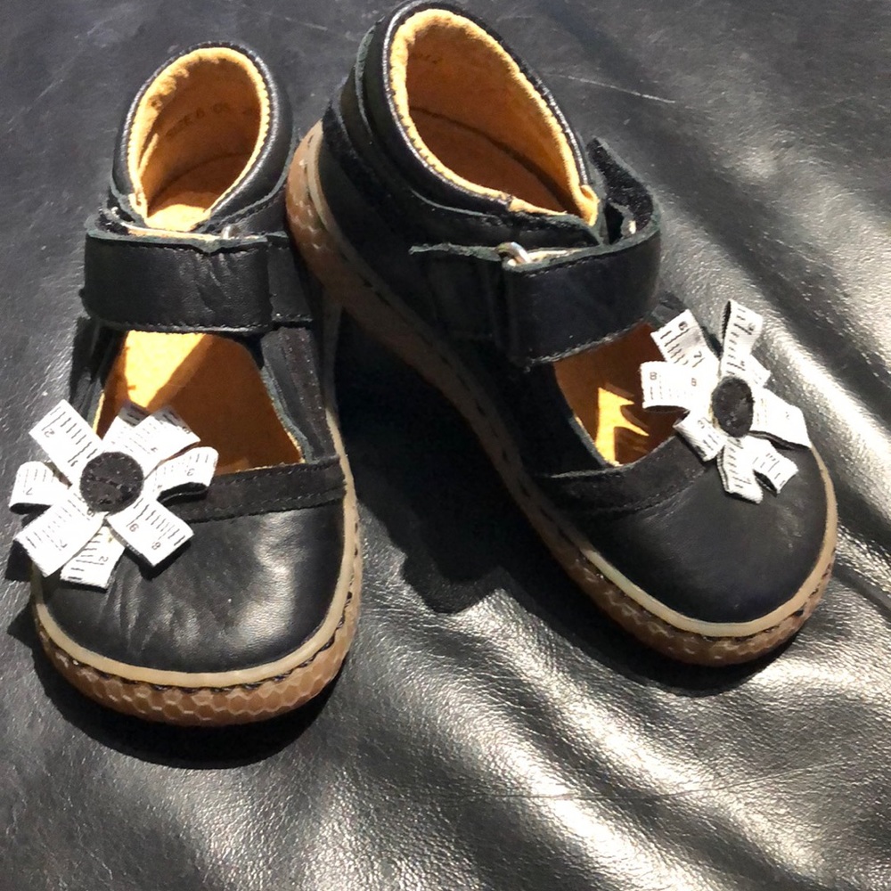 Size 6 Livie & Luca black strap measuring tape